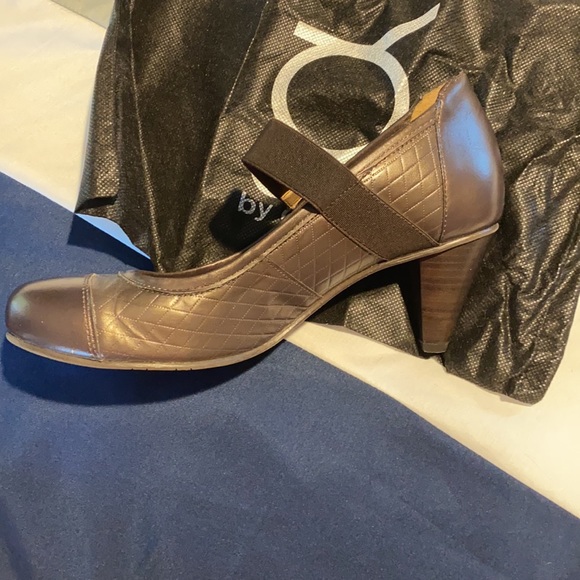 You by Crocs - Picture 3 of 3